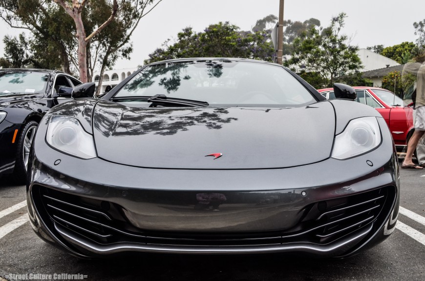 I have heard many people complaining about the looks of the McLaren, comparing it to the 458 Italia. Although I have to say it isn't as beautiful as the 458, it's still a pretty handsome car.